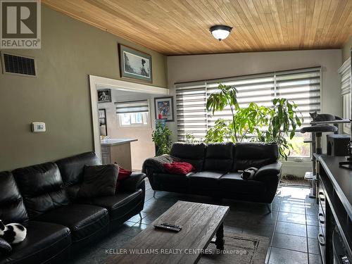 7648 Redstone Road, Mississauga (Malton), ON - Indoor Photo Showing Living Room