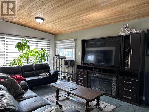 7648 Redstone Road, Mississauga, ON - Indoor Photo Showing Living Room