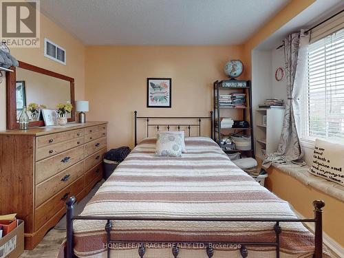 12 Bonavista Drive, Brampton, ON - Indoor Photo Showing Bedroom