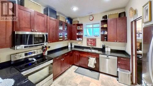 5 211 20Th Street W, Prince Albert, SK - Indoor Photo Showing Kitchen With Stainless Steel Kitchen