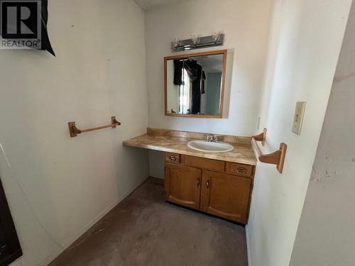 7286 12Th Street, Grand Forks, BC - Indoor Photo Showing Bathroom