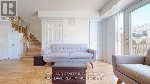 268 - 4975 Southampton Drive, Mississauga, ON - Indoor Photo Showing Living Room