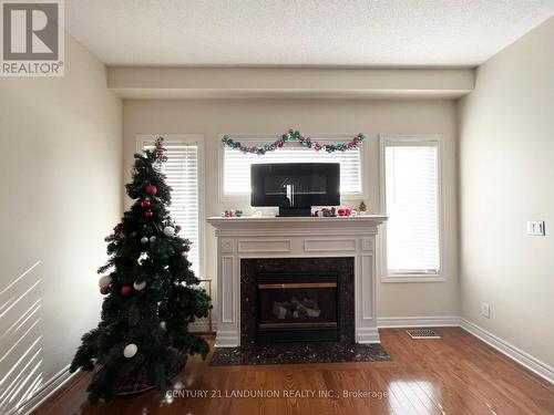 281 Winterberry Boulevard, Thorold, ON - Indoor Photo Showing Living Room With Fireplace