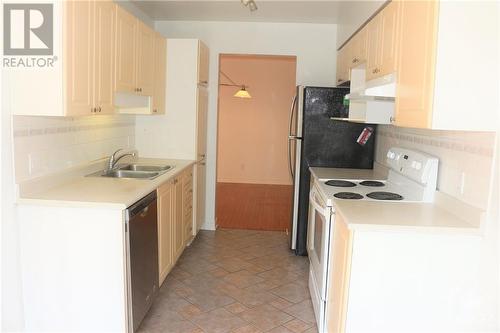 102 Kimberwick Crescent, Ottawa, ON - Indoor Photo Showing Kitchen With Double Sink