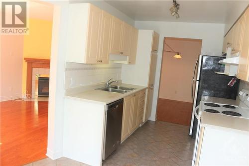 102 Kimberwick Crescent, Ottawa, ON - Indoor Photo Showing Kitchen With Double Sink