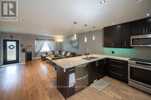 6 Flavian Crescent, Brampton (Southgate), ON - Indoor Photo Showing Kitchen With Upgraded Kitchen