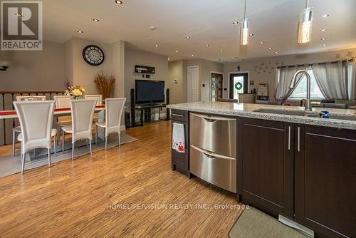 6 Flavian Crescent, Brampton (Southgate), ON - Indoor Photo Showing Kitchen With Upgraded Kitchen