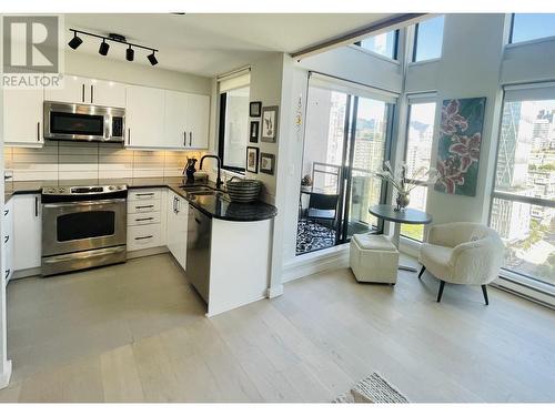 1806 1238 Richards Street, Vancouver, BC - Indoor Photo Showing Kitchen With Upgraded Kitchen