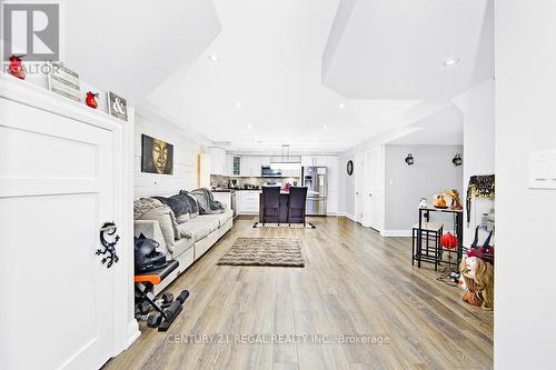 75 Jewelwing Court, Bradford West Gwillimbury, ON - Indoor Photo Showing Living Room