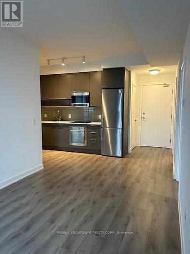 303 - 3005 Pine Glen Road, Oakville, ON - Indoor Photo Showing Kitchen