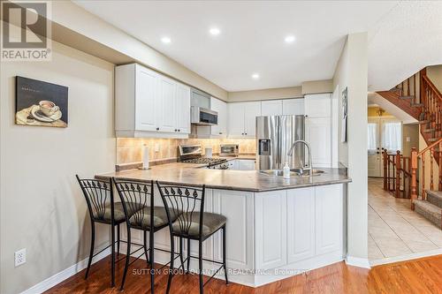 394 Stonetree Court, Mississauga (Cooksville), ON - Indoor Photo Showing Kitchen With Upgraded Kitchen