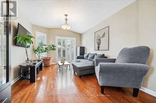 394 Stonetree Court, Mississauga (Cooksville), ON - Indoor Photo Showing Living Room