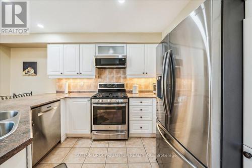 394 Stonetree Court, Mississauga, ON - Indoor Photo Showing Kitchen With Stainless Steel Kitchen