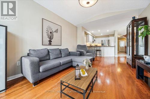 394 Stonetree Court, Mississauga, ON - Indoor Photo Showing Living Room