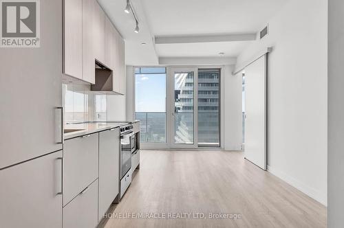 4402 - 3883 Quartz Road, Mississauga, ON - Indoor Photo Showing Kitchen