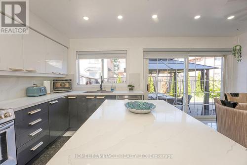 28 Bowsfield Drive, Brampton, ON - Indoor Photo Showing Kitchen