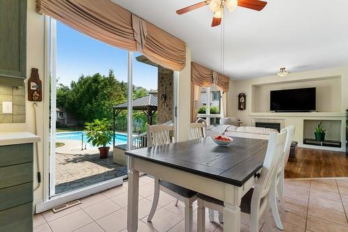 2247 Pathfinder Drive, Burlington, ON - Indoor Photo Showing Dining Room