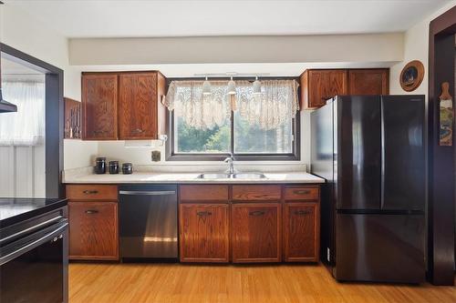 574 Bridle Wood, Burlington, ON - Indoor Photo Showing Kitchen With Double Sink