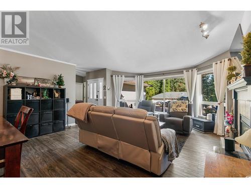 2876 Juniper Crescent, Blind Bay, BC - Indoor Photo Showing Living Room