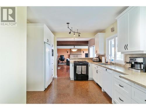 6441 40 Street, Salmon Arm, BC - Indoor Photo Showing Kitchen