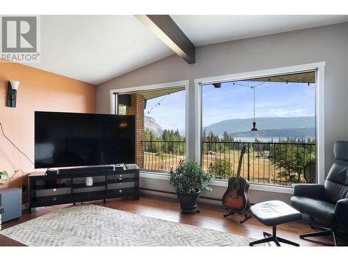 6441 40 Street, Salmon Arm, BC - Indoor Photo Showing Living Room