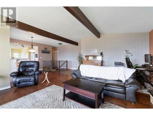 6441 40 Street, Salmon Arm, BC - Indoor Photo Showing Living Room