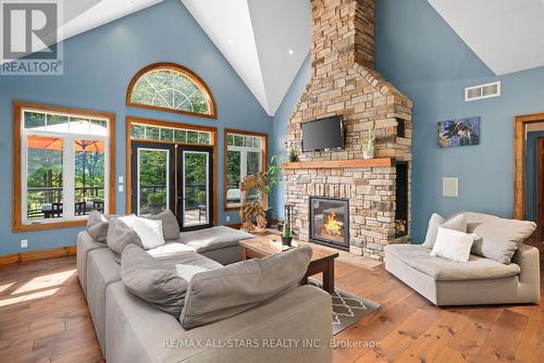 8 Harmonious Drive, Kawartha Lakes, ON - Indoor Photo Showing Living Room With Fireplace