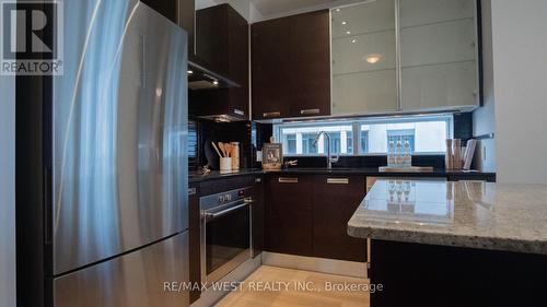 2301 - 21 Balmuto Street, Toronto (Bay Street Corridor), ON - Indoor Photo Showing Kitchen