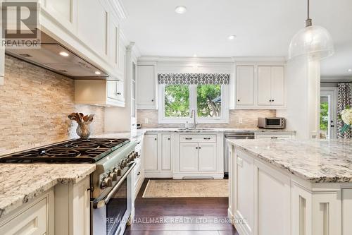 18 Harrowsmith Place, Richmond Hill (Oak Ridges), ON - Indoor Photo Showing Kitchen With Upgraded Kitchen