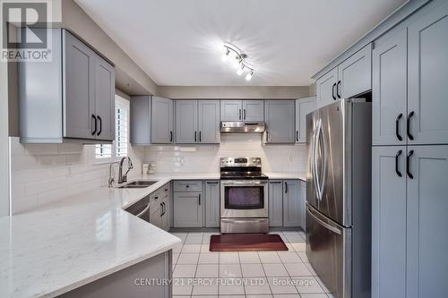 54 Cityview Circle E, Barrie, ON - Indoor Photo Showing Kitchen With Double Sink With Upgraded Kitchen