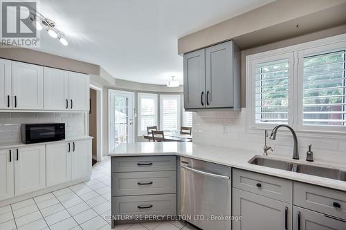 54 Cityview Circle E, Barrie, ON - Indoor Photo Showing Kitchen With Upgraded Kitchen