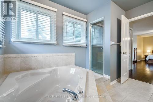 54 Cityview Circle E, Barrie, ON - Indoor Photo Showing Bathroom