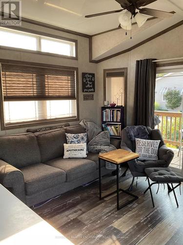 10 Oak - 4449 Milburough Line, Burlington, ON - Indoor Photo Showing Living Room