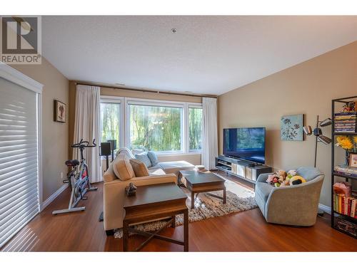 3313 Wilson Street Unit# 203, Penticton, BC - Indoor Photo Showing Living Room