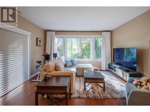 3313 Wilson Street Unit# 203, Penticton, BC - Indoor Photo Showing Living Room