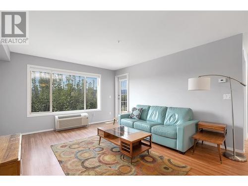 265 Froelich Road Unit# 306, Kelowna, BC - Indoor Photo Showing Living Room