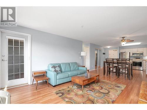 265 Froelich Road Unit# 306, Kelowna, BC - Indoor Photo Showing Living Room