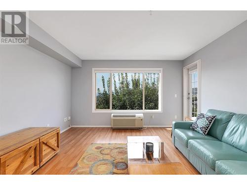 265 Froelich Road Unit# 306, Kelowna, BC - Indoor Photo Showing Living Room