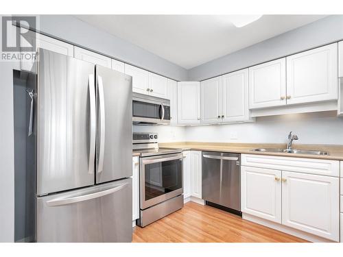 265 Froelich Road Unit# 306, Kelowna, BC - Indoor Photo Showing Kitchen With Double Sink