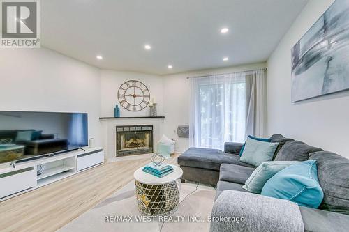 1114 - 95 Trailwood Drive, Mississauga (Hurontario), ON - Indoor Photo Showing Living Room With Fireplace