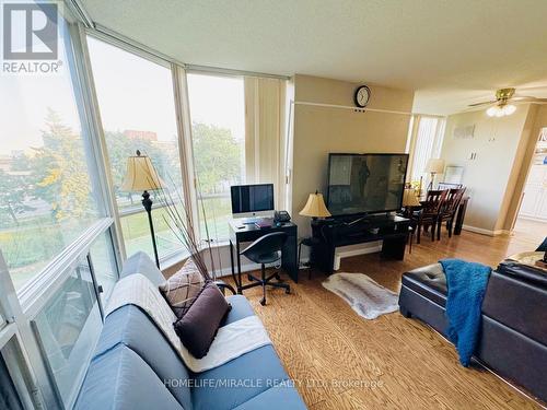 210 - 22 Hanover Road, Brampton (Queen Street Corridor), ON - Indoor Photo Showing Living Room