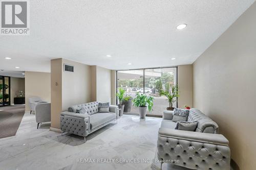 1001 - 3695 Kaneff Crescent, Mississauga, ON - Indoor Photo Showing Living Room