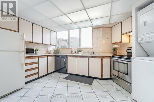 1001 - 3695 Kaneff Crescent, Mississauga (Mississauga Valleys), ON - Indoor Photo Showing Kitchen