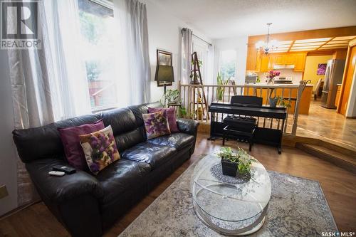 906 Nesslin Crescent, Saskatoon, SK - Indoor Photo Showing Living Room