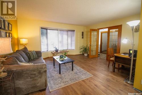 906 Nesslin Crescent, Saskatoon, SK - Indoor Photo Showing Living Room