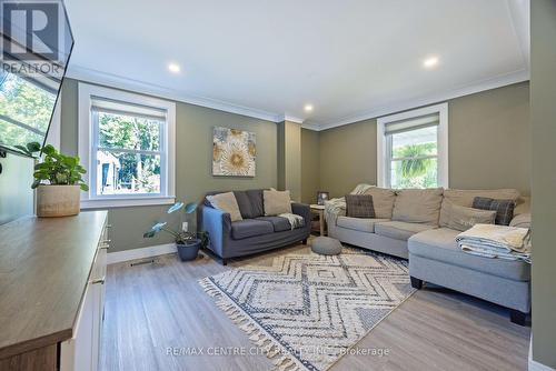 6273 Stone Church Road, Central Elgin, ON - Indoor Photo Showing Living Room