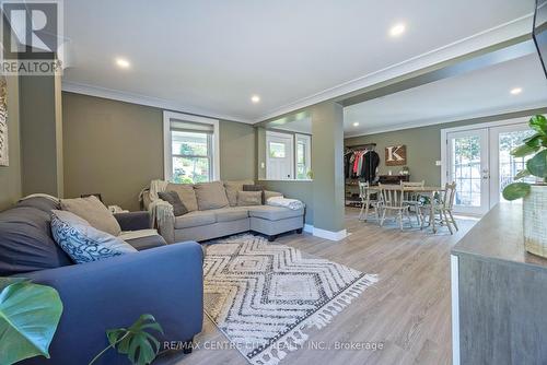 6273 Stone Church Road, Central Elgin, ON - Indoor Photo Showing Living Room