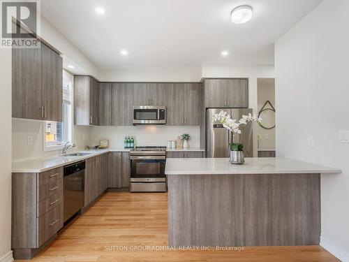 1369 Gull Crossing, Pickering (Bay Ridges), ON - Indoor Photo Showing Kitchen With Upgraded Kitchen