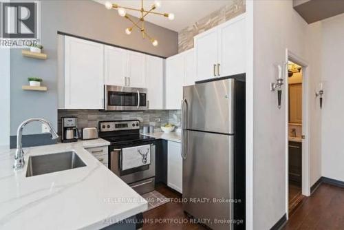 3204 - 220 Burnhamthorpe Road, Mississauga (City Centre), ON - Indoor Photo Showing Kitchen With Stainless Steel Kitchen