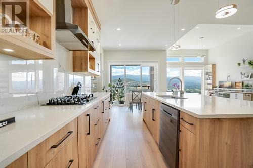 1495 Fairwood Lane, Kelowna, BC - Indoor Photo Showing Kitchen With Upgraded Kitchen